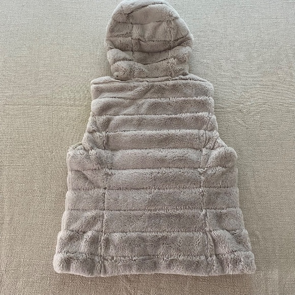 Be Boundless Reversible Hooded Vest in Neon Green and Gray Fur - Size M - Picture 7 of 8